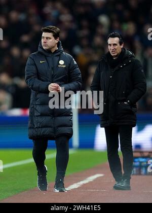 Il manager del Chelsea Mauricio Pochettino (a sinistra) passa davanti al manager dell'Aston Villa Unai Emery all'intervallo durante la partita di replay del quarto turno della Emirates fa Cup a Villa Park, Birmingham. Data foto: Mercoledì 7 febbraio 2024. Foto Stock