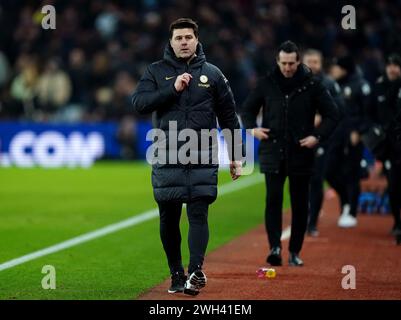 Il manager del Chelsea Mauricio Pochettino (a sinistra) passa davanti al manager dell'Aston Villa Unai Emery all'intervallo durante la partita di replay del quarto turno della Emirates fa Cup a Villa Park, Birmingham. Data foto: Mercoledì 7 febbraio 2024. Foto Stock