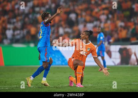 SEMIFINALE AFACON 2023, il duello tra il congolese Henoc Inonga Baka e l'ivoriano Sébastien Haller Foto Stock