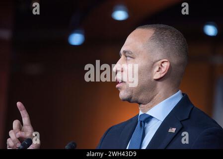 Washington, Vereinigte Staaten. 7 febbraio 2024. Hakeem Jeffries (democratico di New York), leader delle minoranze della camera degli Stati Uniti, alla sua conferenza stampa settimanale nel Campidoglio degli Stati Uniti a Washington, DC, giovedì 7 febbraio 2024. Crediti: Annabelle Gordon/CNP/dpa/Alamy Live News Foto Stock