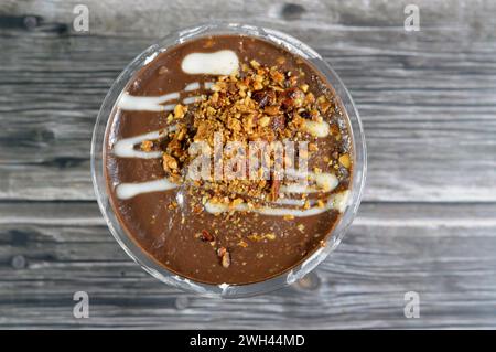 Il profiterole di cacao con nocciole dolci, con crema al cioccolato e mandorle, i profiterole sono spugne di panna, pasta francese ripiena di choux b Foto Stock