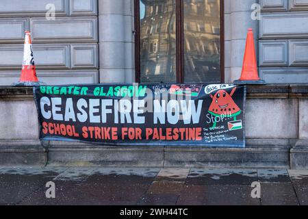 Glasgow, Scozia, Regno Unito. 7 febbraio 2024. Sindacalisti, studenti e sostenitori della Palestina si riuniscono fuori dalle camere della città di Glasgow come parte di una giornata di azione per stare con Gaza per protestare e chiedere al governo di chiedere un cessate il fuoco permanente a Gaza. Crediti: Richard Gass/Alamy Live News Foto Stock