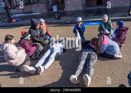 Glasgow, Scozia, Regno Unito. 7 febbraio 2024. Sindacalisti, studenti e sostenitori della Palestina si riuniscono fuori dalle camere della città di Glasgow come parte di una giornata di azione per stare con Gaza per protestare e chiedere al governo di chiedere un cessate il fuoco permanente a Gaza. Crediti: Richard Gass/Alamy Live News Foto Stock