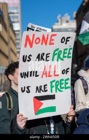 Glasgow, Scozia, Regno Unito. 7 febbraio 2024. Sindacalisti, studenti e sostenitori della Palestina si riuniscono fuori dalle camere della città di Glasgow come parte di una giornata di azione per stare con Gaza per protestare e chiedere al governo di chiedere un cessate il fuoco permanente a Gaza. Crediti: Richard Gass/Alamy Live News Foto Stock