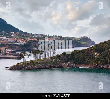 In estate la città di Lekeitio coasline e San Nicolas isola (Isla de San Nicolas), Biscaglia, Spagna, Paese Basco. Foto Stock