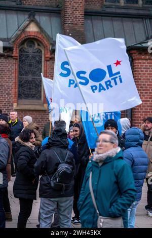 Membro della SOL parti, un partito turco di estrema sinistra, partecipa a una manifestazione contro l'estremismo di destra a Herne, nella Repubblica democratica del Nord (NRW), in Germania Foto Stock