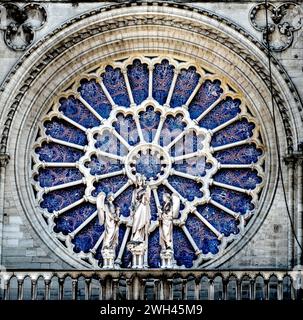 Primo piano della finestra delle rose nella cattedrale di Notre Dame de Paris (nostra Signora di Parigi), in fase di riparazione a seguito di un devastante incendio del 15 aprile 2019 Foto Stock