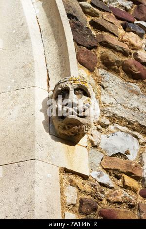 Maschio Corbel Head all'esterno di St Helena e St Mary's Church a Bourn, Cambridgeshire Foto Stock