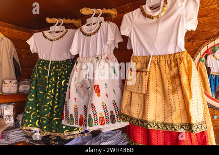 Medio Oriente, Arabia Saudita, Medina, al-Ula. 18 novembre 2023. Vestiti in un negozio nel centro storico di al-Ula. 18 novembre 2023. Foto Stock