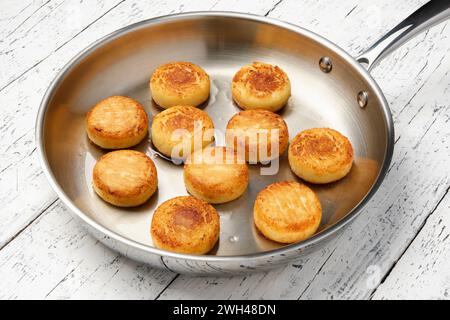 Frittelle di formaggio. Syrniki in padella. Cheesecake. Foto Stock