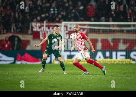 MAINZ, Germania. , . Robin Knoche del 1.FC Union Berlin e Karim Onisiwo del 1.FSV Mainz 05 in azione durante la partita di calcio della Bundesliga tra 1. FSV Mainz 05 e 1.FC Union Berlin alla MEWA Arena il 7 febbraio 2024 a Magonza, Germania. (Foto di Dan o' Connor/ATPImages) (o-CONNOR Dan/ATP/SPP) crediti: SPP Sport Press Photo. /Alamy Live News Foto Stock