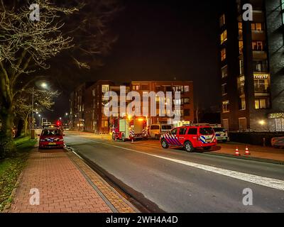 Questa sera, nella Tuinstraat a Veenendaal, si è verificata una situazione di tensione, dopo che è stato scoperto un pacco sospetto per strada. La polizia ha risposto immediatamente e ha chiuso l'area per le misure di sicurezza. Lo smaltimento delle ordinanze esplosive (EOD) è arrivato in loco per esaminare il pacchetto sospetto. I residenti nelle immediate vicinanze vengono informati e avvisati di osservare le misure di sicurezza. Le autorità stanno lavorando a stretto contatto per gestire la situazione e determinare la natura del pacchetto. L'area delimitata rimarrà in vigore fino a quando l'EOD non avrà ispezionato l'imballaggio ed escluso eventuali rischi. Citiz Foto Stock