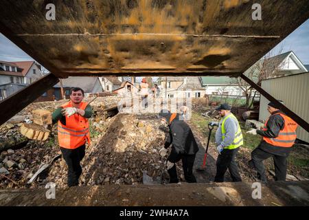 Irpin, Oblast' di Kiev, Ucraina. 7 febbraio 2024. I volontari di Dobrobat lavorano alla pulizia e alla ricostruzione di case distrutte dall'esercito russo all'inizio dell'invasione su vasta scala dell'Ucraina a Irpin, vicino alla capitale Kiev. (Credit Image: © Andreas Stroh/ZUMA Press Wire) SOLO PER USO EDITORIALE! Non per USO commerciale! Foto Stock