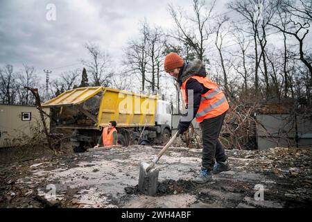 Irpin, Oblast' di Kiev, Ucraina. 7 febbraio 2024. I volontari di Dobrobat lavorano alla pulizia e alla ricostruzione di case distrutte dall'esercito russo all'inizio dell'invasione su vasta scala dell'Ucraina a Irpin, vicino alla capitale Kiev. (Credit Image: © Andreas Stroh/ZUMA Press Wire) SOLO PER USO EDITORIALE! Non per USO commerciale! Foto Stock