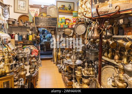 Medio Oriente, Arabia Saudita, provincia della Mecca, Jeddah. 21 novembre 2023. Caffettiere antiche in ottone, rame e stagno nel quartiere di al-Balad. Foto Stock