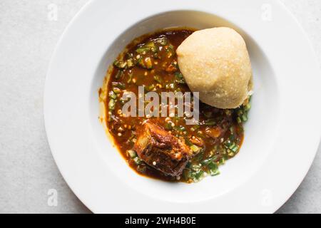 Okro nigeriano e stufato in un piatto bianco, vista dall'alto della zuppa di okro Foto Stock