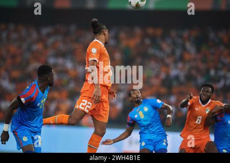 SEMIFINALE AFACON 2023, duello aereo tra la Ivorian Sébastien Haller e la congolese Chancel Mbemba Foto Stock