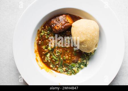 Okro nigeriano e stufato in un piatto bianco, vista dall'alto della zuppa di okro Foto Stock