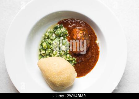 Okro nigeriano e stufato in un piatto bianco, vista dall'alto della zuppa di okro Foto Stock