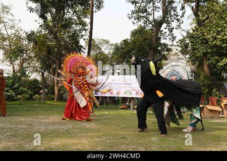 Kolkata, Bengala Occidentale, India. 7 febbraio 2024. Un'affascinante performance di danza Chhau intitolata ''Mahishasura Mardini'' del talentuoso popolo di Charida, Purulia, ha affascinato il pubblico a Calcutta. Presentata dalla Ascensive EDU Skill Foundation e Genius Consultants, questa stravaganza culturale ha messo in mostra il ricco patrimonio e le abilità artistiche della regione. (Credit Image: © Biswarup Ganguly/Pacific Press via ZUMA Press Wire) SOLO PER USO EDITORIALE! Non per USO commerciale! Foto Stock