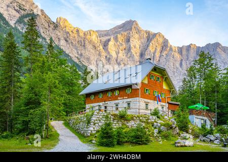 Aljazev Dom - rifugio sotto Triglav, la montagna più alta della Slovenia. Parco nazionale del Triglav, Alpi Giulie, Slovenia Foto Stock