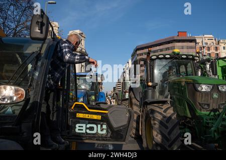 Barcellona, Spagna. 7 febbraio 2024. I trattori agricoli sono parcheggiati in via Aragón durante la dimostrazione. Più di mille trattori agricoli provenienti da tutta la Catalogna sono entrati nella città di Barcellona, occupando il centro della città per protestare contro le politiche agricole dell'Unione europea e la burocratizzazione delle procedure amministrative del Dipartimento dell'Agricoltura della Generelatitat di Catalogna. Credito: SOPA Images Limited/Alamy Live News Foto Stock