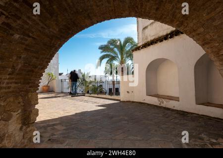 Vejer de la Frontera, Cadice, Spagna - 4 febbraio 2024: Dettaglio architettonico nella città di Vejer de la Frontera Foto Stock