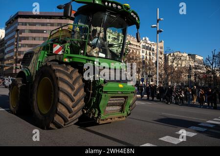 Barcellona, Spagna. 7 febbraio 2024. Un trattore agricolo visto su via Aragón durante la dimostrazione. Più di mille trattori agricoli provenienti da tutta la Catalogna sono entrati nella città di Barcellona, occupando il centro della città per protestare contro le politiche agricole dell'Unione europea e la burocratizzazione delle procedure amministrative del Dipartimento dell'Agricoltura della Generelatitat di Catalogna. (Foto di Paco Freire/SOPA Images/Sipa USA) credito: SIPA USA/Alamy Live News Foto Stock