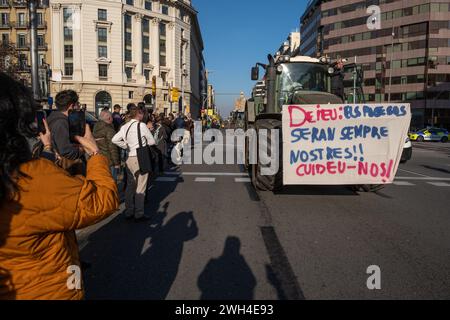 Barcellona, Spagna. 7 febbraio 2024. Una fila di trattori agricoli entra nel centro di Barcellona durante la dimostrazione. Più di mille trattori agricoli provenienti da tutta la Catalogna sono entrati nella città di Barcellona, occupando il centro della città per protestare contro le politiche agricole dell'Unione europea e la burocratizzazione delle procedure amministrative del Dipartimento dell'Agricoltura della Generelatitat di Catalogna. (Foto di Paco Freire/SOPA Images/Sipa USA) credito: SIPA USA/Alamy Live News Foto Stock