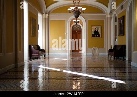 Washington, Stati Uniti. 7 febbraio 2024. La luce si mostra attraverso le finestre all'esterno delle camere del Senato presso il Campidoglio degli Stati Uniti a Washington DC mercoledì 7 febbraio 2024. Foto di Bonnie Cash/UPI credito: UPI/Alamy Live News Foto Stock