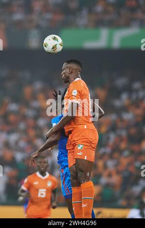 SEMIFINALE AFACON 2023, duello aereo tra il Ivorian Willy Boly e un congolese. Foto Stock