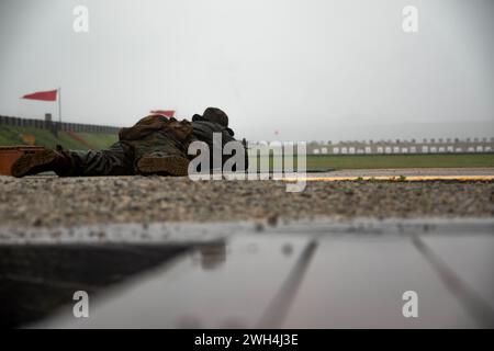 Una recluta del corpo dei Marines degli Stati Uniti con la Delta Company, 1st Recruit Training Battalion, mira verso il basso durante un corso di fuoco al tavolo uno al Marine Corps base Camp Pendleton, California, 5 febbraio 2024. Il tavolo uno è stato progettato per introdurre le reclute ai principi di base della precisione e della sicurezza dei fucili. (Foto del corpo dei Marines degli Stati Uniti di Joshua M. Dreher) Foto Stock