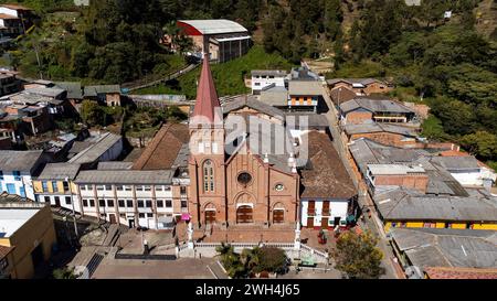 Montebello, Antioquia - Colombia. 24 gennaio 2024. Veduta aerea della parrocchia di nostra Signora della Misericordia, un tempio cattolico Foto Stock