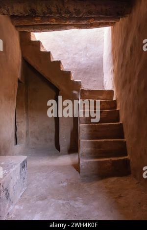 Medio Oriente, Arabia Saudita, Medina, al-Ula. Scalinata nel centro storico di al-Ula. Foto Stock