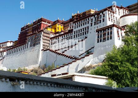 Un tempo sede del Dalai Lama, il Palazzo di Potala è stato dichiarato patrimonio dell'umanità dell'UNESCO nel 1994 ed è una popolare attrazione turistica a Lhasa, il capit Foto Stock