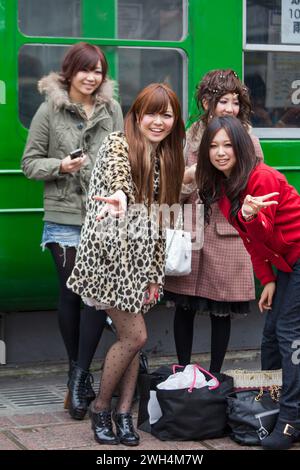 Ragazze giapponesi fuori dalla stazione ferroviaria di Shibuya a Tokyo, Giappone. Foto Stock