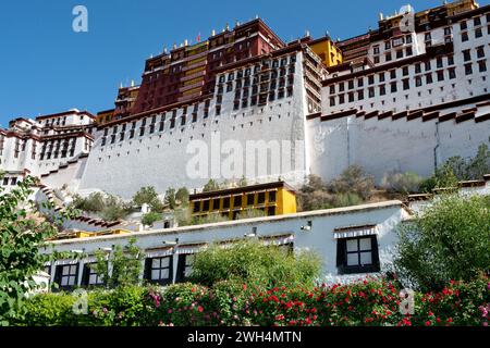 Un tempo sede del Dalai Lama, il Palazzo di Potala è stato dichiarato Patrimonio dell'Umanità dall'UNESCO nel 1994 ed è una popolare attrazione turistica a Lhasa. Foto Stock