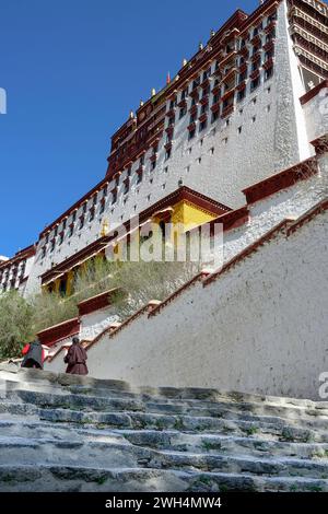 Un tempo sede del Dalai Lama, il Palazzo di Potala è stato dichiarato Patrimonio dell'Umanità dall'UNESCO nel 1994 ed è una popolare attrazione turistica a Lhasa. Foto Stock