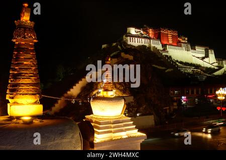 Un tempo sede del Dalai Lama, il Palazzo di Potala è stato dichiarato Patrimonio dell'Umanità dall'UNESCO nel 1994 ed è una popolare attrazione turistica a Lhasa. Foto Stock