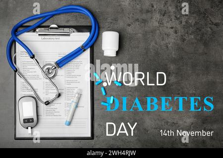 Giornata Mondiale del diabete. Forma di test di laboratorio, glucometro digitale, penna a lancetta, pillole e stetoscopio su tavolo grigio, vista dall'alto. Design banner Foto Stock