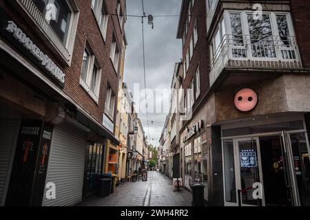 Immagine di una strada pedonale di Dusseldorf, Germania, con edifici fast food nel centro della città. Düsseldorf è una città della Germania occidentale per la quale è nota Foto Stock