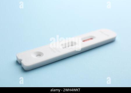 Test rapido monouso su sfondo azzurro, primo piano Foto Stock