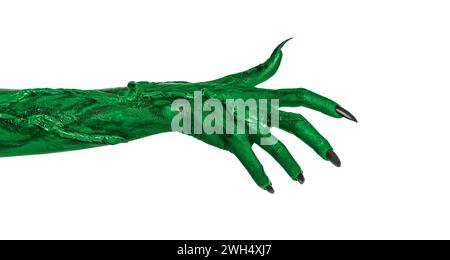 Mostro inquietante. Mano verde con artigli isolati su bianco Foto Stock