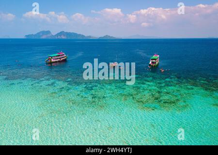 Vista aerea a Koh Kradan, un'isola tropicale con palme e soffice sabbia bianca, e un oceano color turkouse a Koh Kradan Trang Thailandia Foto Stock