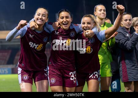 Crawley, Regno Unito. 7 febbraio 2024. Sarah Mayling, Maz Pacheco e Adriana Leon dell'Aston Villa Women festeggiano a tempo pieno durante i quarti di finale di fa Women's Continental Tyres League Cup tra Brighton & Hove Albion WFC e Aston Villa WFC al Broadfield Stadium di Crawley il 7 febbraio 2024. Questa immagine può essere utilizzata solo per scopi editoriali. Solo per uso editoriale. Crediti: Ashley Crowden/Alamy Live News Foto Stock