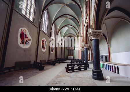 Vecchia chiesa abbandonata da qualche parte nei Paesi Bassi. Foto Stock