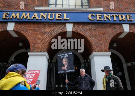 Londra, Regno Unito. Un attivista protesta contro il lancio del conservatorismo popolare (PopCon), guidato dall'ex primo ministro Liz Truss presso l'Emmanual Centre Foto Stock