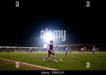 Crawley, Regno Unito. 7 febbraio 2024. Adriana Leon di Aston Villa Women durante i quarti di finale di fa Women's Continental Tyres League Cup tra Brighton & Hove Albion WFC e Aston Villa WFC al Broadfield Stadium di Crawley il 7 febbraio 2024. Questa immagine può essere utilizzata solo per scopi editoriali. Solo per uso editoriale. Crediti: Ashley Crowden/Alamy Live News Foto Stock