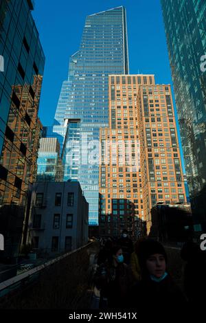 New York City, NY: 20 febbraio 2022: Persone e turisti si godono la vista dai grattacieli dall'High Line Park of Hudson Yards, New York Cit Foto Stock