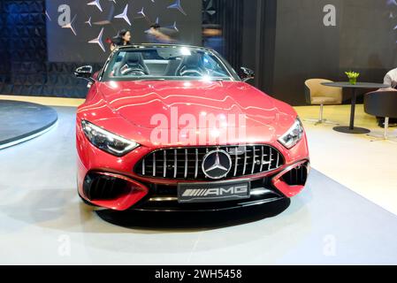 Nuova Delhi - 1° febbraio 2024: L'auto Mercedes-AMG SL 55 Roadster è in mostra al Bharat Mobility Global Expo 2024 a nuova Delhi, in India. Foto Stock